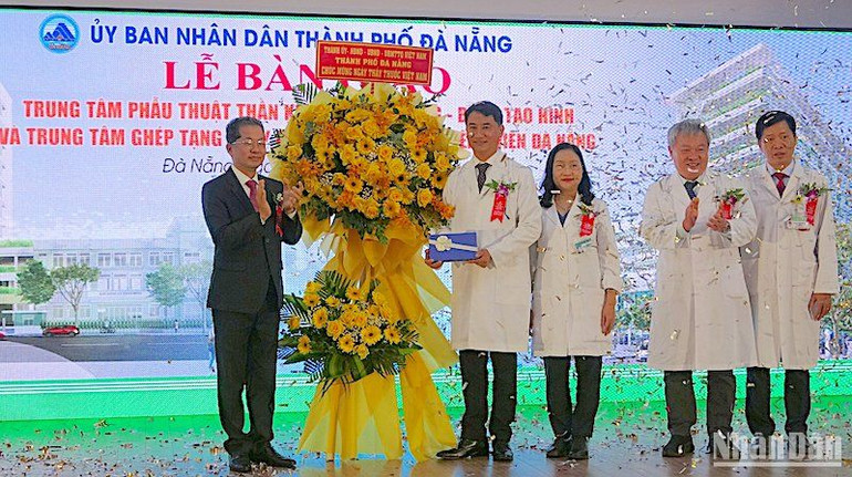 Đồng chí Nguyễn Văn Quảng, Ủy viên Trung ương Đảng, Bí thư Thành ủy, Trưởng Đoàn đại biểu Quốc hội thành phố Đà Nẵng tặng hoa chúc mừng Ban Giám đốc Bệnh viện Đà Nẵng. Ảnh: ANH ĐÀO