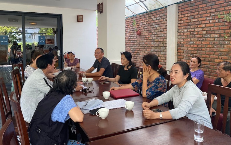 Người thân của các cụ già đến làm việc với quản lý tại viện dưỡng lão này sau khi các cụ bị bỏ rơi, Viện dưỡng lão ngừng hoạt động. (Ảnh: CTV) Người thân của các cụ già đến làm việc với quản lý tại viện dưỡng lão này sau khi các cụ bị bỏ rơi, Viện dưỡng lão ngừng hoạt động. (Ảnh: CTV)