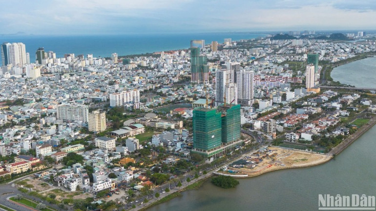 Một góc quận Sơn Trà và quận Ngũ Hành Sơn, thành phố Đà Nẵng nhìn từ trên cao. (Ảnh: ANH ĐÀO)