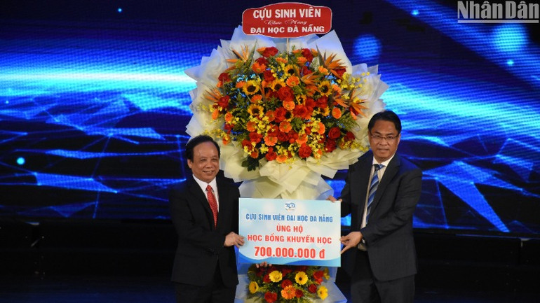 Đồng chí Phan Thăng An, Phó Trưởng ban Ban tổ chức Trung ương, đại diện cựu sinh viên Đà Nẵng trao Bảng học bổng tượng trưng Đại học Đà Nẵng. (Ảnh: ANH ĐÀO)