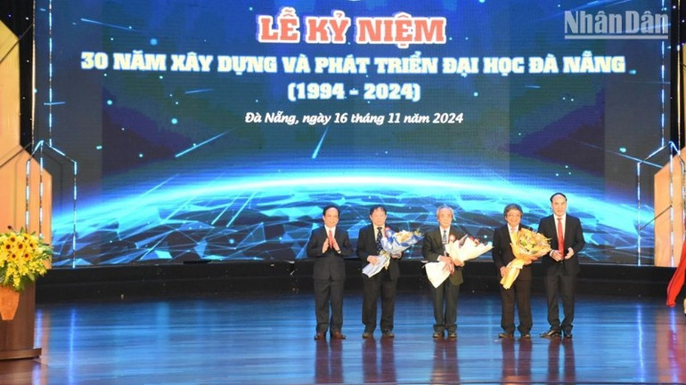 Đại học Đà Nẵng tri ân những thế hệ quản lý, lãnh đạo đã có nhiều cống hiến cho Đại học Đà Nẵng trong 30 năm qua. (Ảnh: ANH ĐÀO)