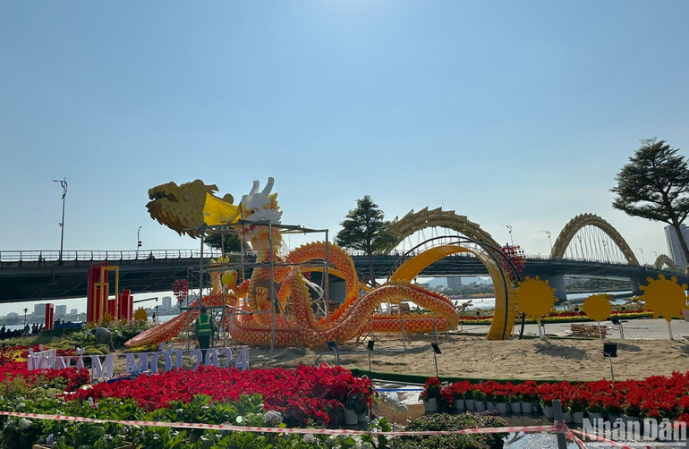 Chủ đạo là hình ảnh rồng dài 50m, nặng gần 1 tấn bằng chất liệu xốp. Đây là linh vật rồng chủ đạo trong 15 cụm trang trí hoa Tết ở thành phố Đà Nẵng. (Ảnh ANH ĐÀO)