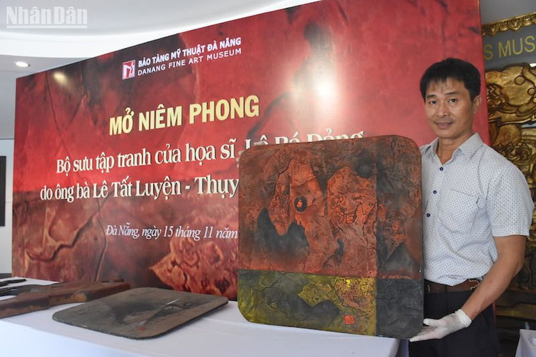 Tranh trên chất liệu gốm của danh họa Lê Bá Đảng. (Ảnh: ANH ĐÀO)