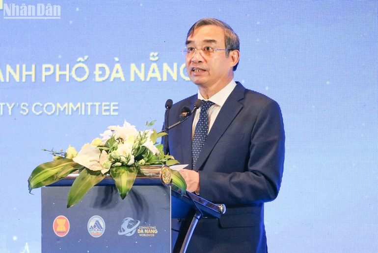 Chủ tịch Ủy ban nhân dân thành phố Đà Nẵng Lê Trung Chinh phát biểu khai mạc tại sự kiện “Gặp gỡ ASEAN tại Đà Nẵng năm 2025”. (Ảnh: ANH ĐÀO)