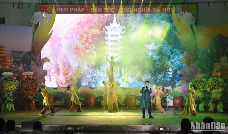 Nghệ sĩ ưu tú Quang Hào và các nghệ sĩ Nhà hát Trưng Vương biểu diễn khai mạc lễ hội. (Ảnh: ANH ĐÀO)