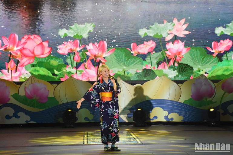 Ca sĩ Manayo Kyano đến từ Đoàn nghệ thuật dân tộc Nhật Bản biểu diễn giao lưu tại chương trình khai mạc. (Ảnh: ANH ĐÀO)