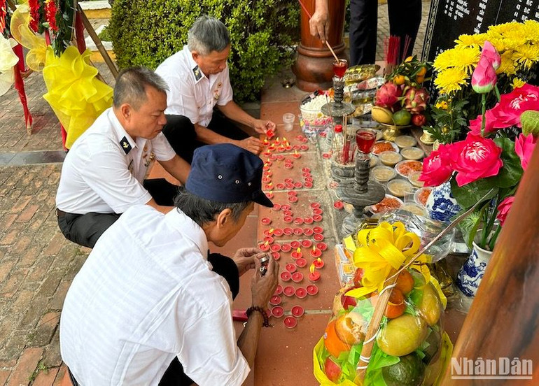 Ban liên lạc Bộ đội Trường Sa thành phố Đà Nẵng thắp nến tưởng nhớ đến các anh hùng, liệt sĩ Sự kiện Gạc Ma, sáng ngày 14/3. (Ảnh ANH ĐÀO) Ban liên lạc Bộ đội Trường Sa thành phố Đà Nẵng thắp nến tưởng nhớ đến các anh hùng, liệt sĩ Sự kiện Gạc Ma, sáng ngày 14/3. (Ảnh ANH ĐÀO)