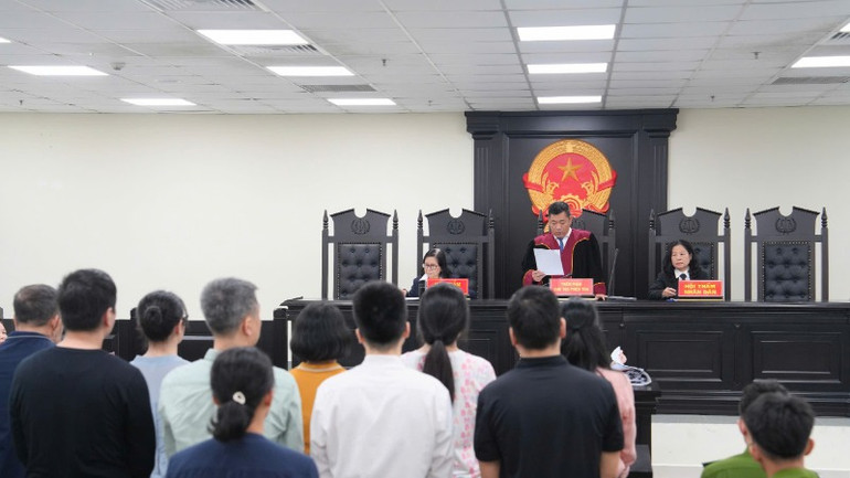 Hội đồng xét xử tuyên án các bị cáo.