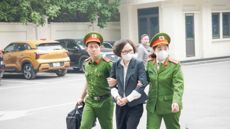 Bị cáo bị dẫn giải tới phiên tòa.