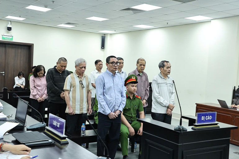 Các bị cáo nghe đại diện Viện kiểm sát luận tội.