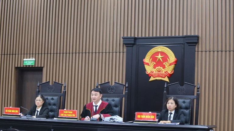 Hội đồng xét xử tiến hành xét hỏi