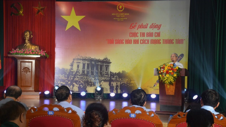 Ban Tổ chức công bố thể lệ cuộc thi.