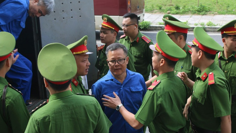 Bị cáo Đoàn Văn Huấn bị dẫn giải đến tòa.