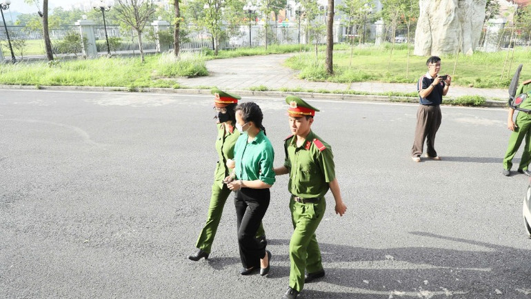 Bị cáo bị dẫn giải đến tòa.