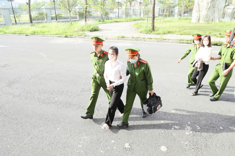 Bị cáo bị dẫn giải đến tòa.