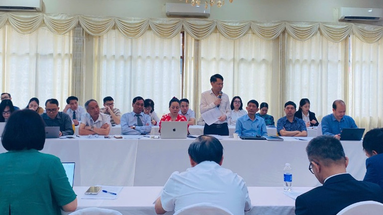 Luật sư phát biểu tại hội thảo.