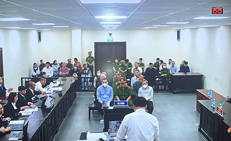 Các bị cáo tham gia phiên tòa.