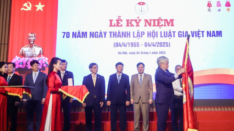 Đồng chí Đỗ Văn Chiến trao Huân chương Lao động hạng Nhất cho Hội Luật gia Việt Nam.