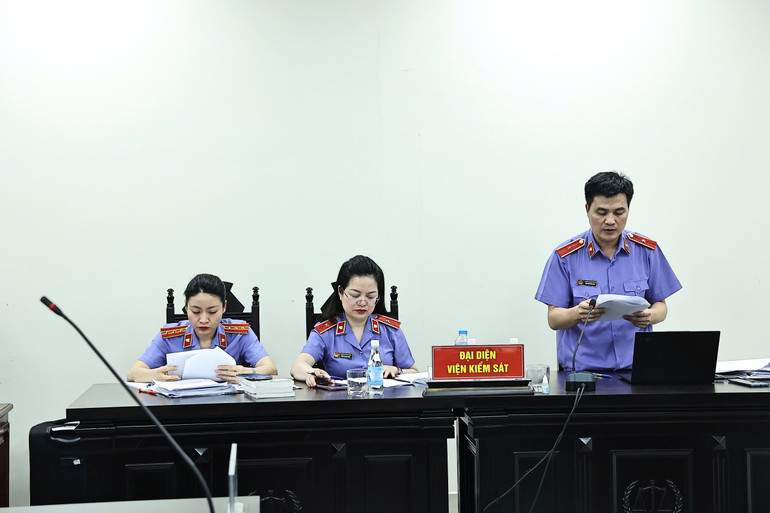 Đại diện Viện kiểm sát đọc bản luận tội.