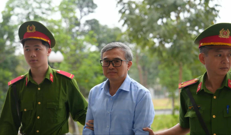 Cựu Thứ trưởng Công thương bị dẫn giải tới tòa .(Ảnh: Hoàng Huy)