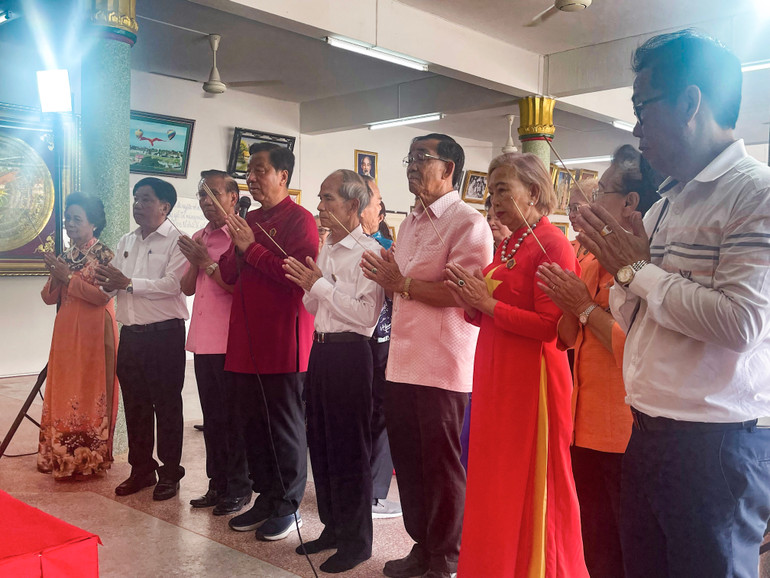 Bà con kiều bào thành kính dâng hương tưởng nhớ các Vua Hùng.