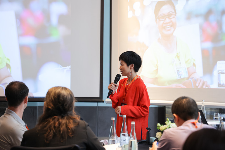 Bà Trịnh Thị Thúy Hạnh, Trưởng đại diện của Tổ chức VisionSpring Việt Nam phát biểu tại hội nghị. Bà Trịnh Thị Thúy Hạnh, Trưởng đại diện của Tổ chức VisionSpring Việt Nam phát biểu tại hội nghị.