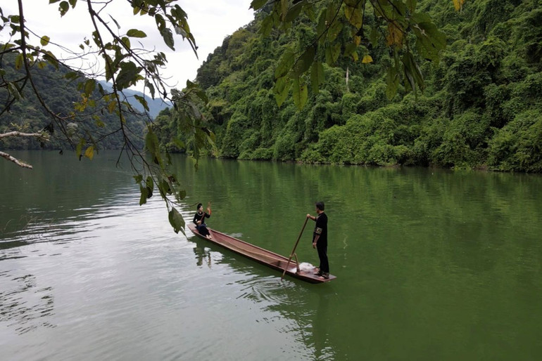 Một góc thắng cảnh hồ Ba Bể. (Ảnh: TUẤN SƠN)