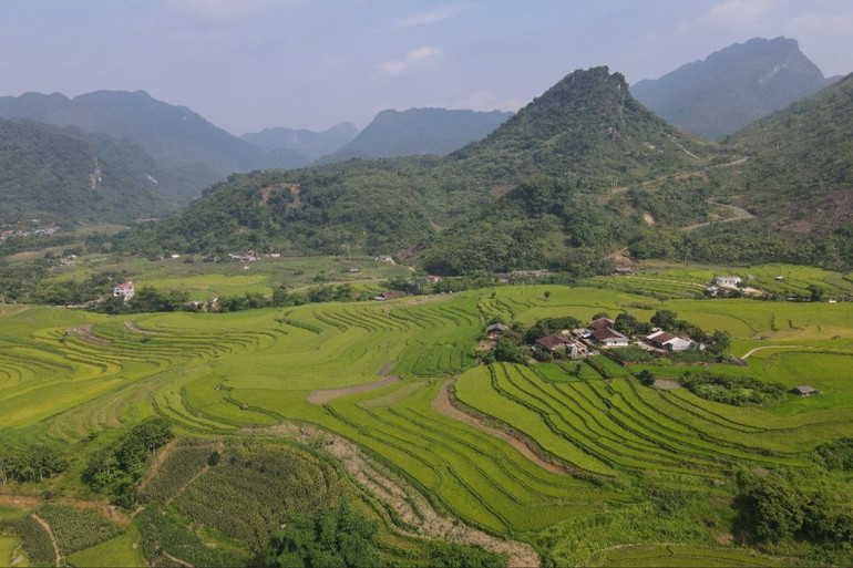 Cảnh sắc hùng vĩ của các bản làng chung quanh hồ Ba Bể. (Ảnh: TUẤN SƠN)