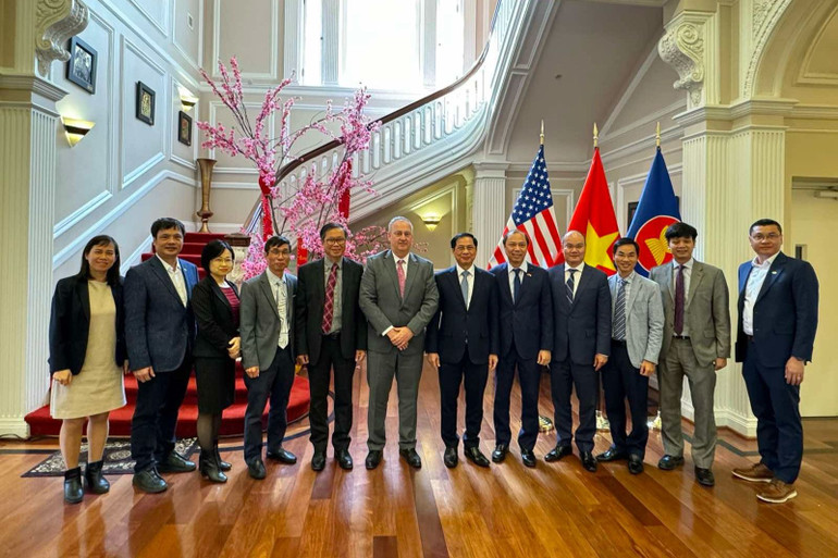 Bộ trưởng Bùi Thanh Sơn chụp ảnh lưu niệm cùng Phó Hiệu trưởng Jeffrey Goss và các thành viên trong đoàn công tác.