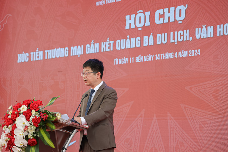 Ông Bùi Duy Quang, Phó Giám đốc Trung tâm Xúc tiến Đầu tư, Thương Mại, Du lịch thành phố Hà Nội phát biểu khai mạc hội chợ. Ông Bùi Duy Quang, Phó Giám đốc Trung tâm Xúc tiến Đầu tư, Thương Mại, Du lịch thành phố Hà Nội phát biểu khai mạc hội chợ.