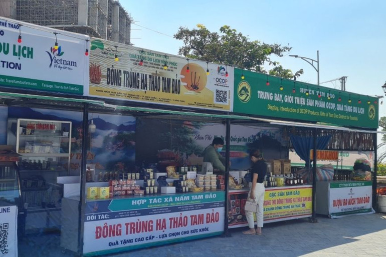 Các sản phẩm đặc trưng của bà con dân tộc thiểu số được bày bán tại thị trấn Tam Đảo.