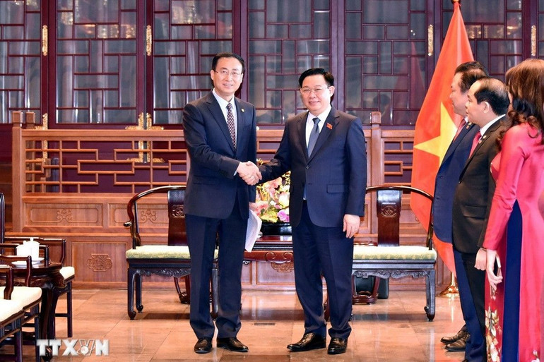 Chủ tịch Quốc hội Vương Đình Huệ tiếp ông Lã Trạch Tường, Phó Chủ tịch Tập đoàn Energy China kiêm Chủ tịch Energy China Quốc tế. (Ảnh: TTXVN)