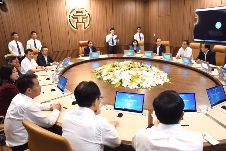 Thủ tướng Phạm Minh Chính và các đồng chí lãnh đạo trải nghiệm phòng họp iCabinet tại trụ sở Ủy ban nhân dân thành phố Hà Nội.