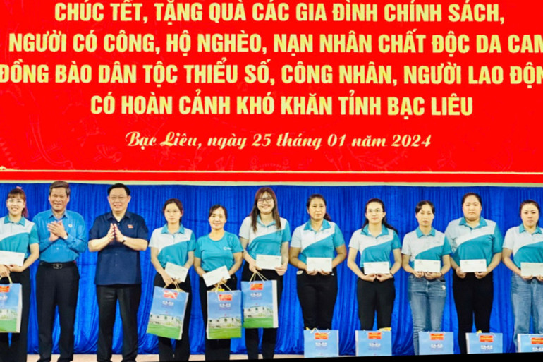 Chủ tịch Quốc hội trao quà công nhân, người lao động đang lao động, sản xuất trên địa bàn.