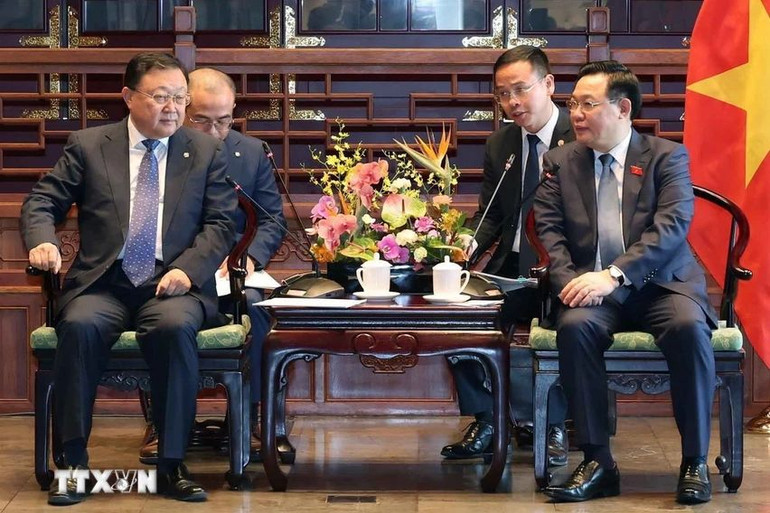 Chủ tịch Quốc hội tiếp ông Vương Đồng Trụ, Chủ tịch Hội đồng quản trị Tập đoàn Xây dựng giao thông Trung Quốc. (Ảnh: TTXVN)