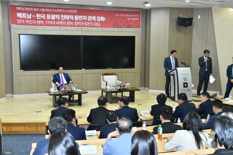 Thủ tướng Phạm Minh Chính đến thăm và phát biểu chính sách tại Đại học Quốc gia Seoul.