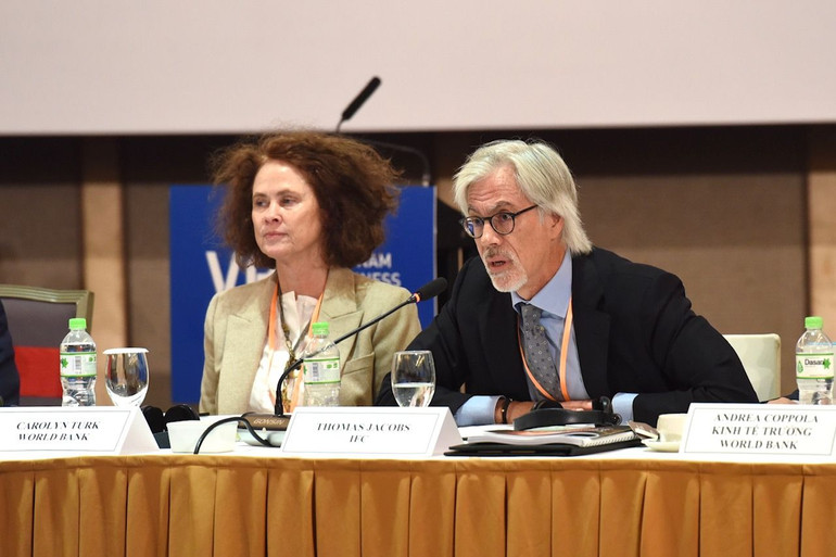 Các đại biểu tham luận tại Hội nghị Thủ tướng Chính phủ gặp mặt cộng đồng doanh nghiệp FDI và Diễn đàn Doanh nghiệp Việt Nam thường niên.