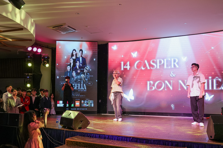 Phần biểu diễn hấp dẫn của các nghệ sĩ khách mời tại lễ trao giải.