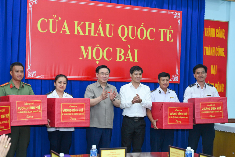 Chủ tịch Quốc hội Vương Đình Huệ tặng quà cho các lực lượng làm nhiệm vụ tại cửa khẩu Quốc tế Mộc Bài. (Ảnh: DUY LINH)