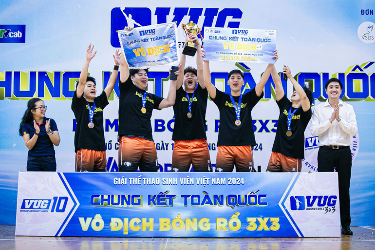Các thành viên Trường đại học Ngoại Thương bảo vệ thành công ngôi vô địch.