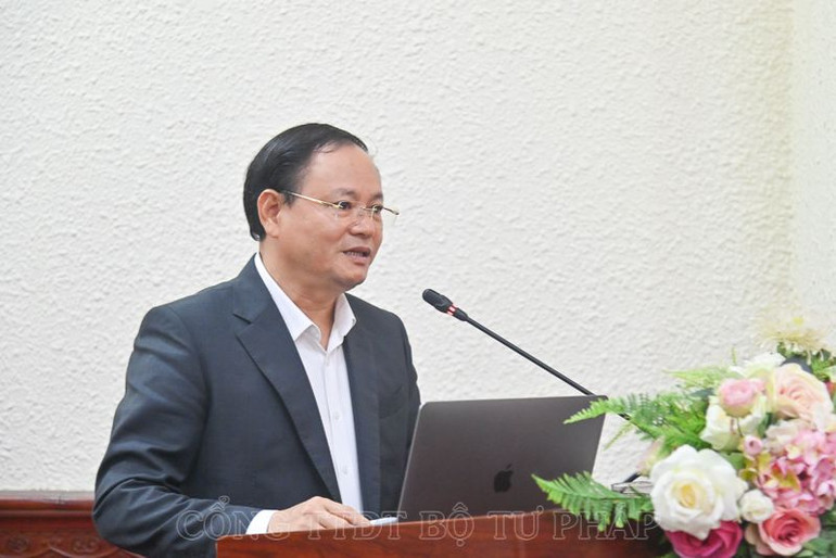 Đồng chí Lê Minh Ngân, Thứ trưởng Tài nguyên và Môi trường, Phó Trưởng Ban soạn thảo Luật Đất đai trình bày tại Hội nghị.