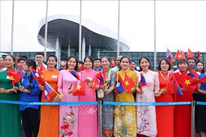 Nhân dân Thủ đô Hà Nội chào đón Tổng Bí thư, Chủ tịch nước Lào Thongloun Sisoulith cùng Phu nhân và Đoàn đại biểu cấp cao Đảng, Nhà nước Lào thăm cấp Nhà nước tới Việt Nam. (Ảnh: TTXVN)