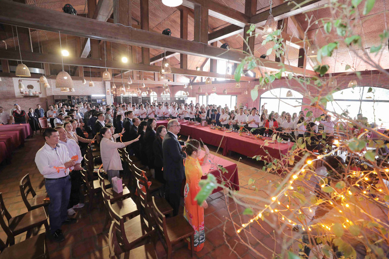 Cán bộ nhân viên của Tập đoàn TH, người tiêu dùng và cộng đồng cùng hưởng ứng chiến dịch “Tô cam cùng TH 2023”. Cán bộ nhân viên của Tập đoàn TH, người tiêu dùng và cộng đồng cùng hưởng ứng chiến dịch “Tô cam cùng TH 2023”.