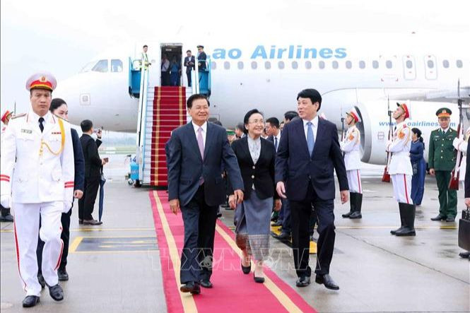 Tổng Bí thư, Chủ tịch nước Lào Thongloun Sisoulith và Phu nhân đến Hà Nội, bắt đầu thăm cấp Nhà nước tới Việt Nam. (Ảnh: TTXVN)