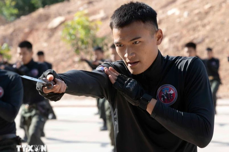 Những chiến sĩ Cảnh sát cơ động chống khủng bố được đào tạo từ những thế võ bài bản đến nâng cao, từ việc chiến đấu tay không đến sử dụng các loại công cụ hỗ trợ như dao, thắt lưng...(Ảnh: TTXVN)