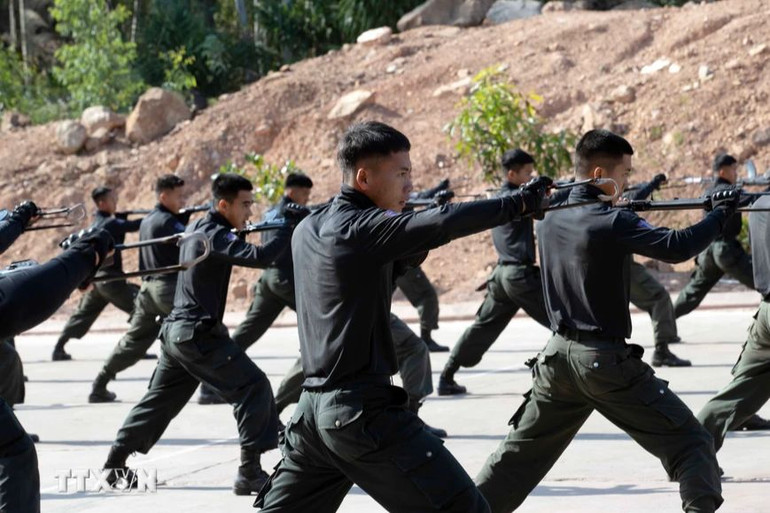 Những bài huấn luyện thể lực hàng ngày được áp dụng cho tất cả chiến sĩ. (Ảnh: TTXVN)