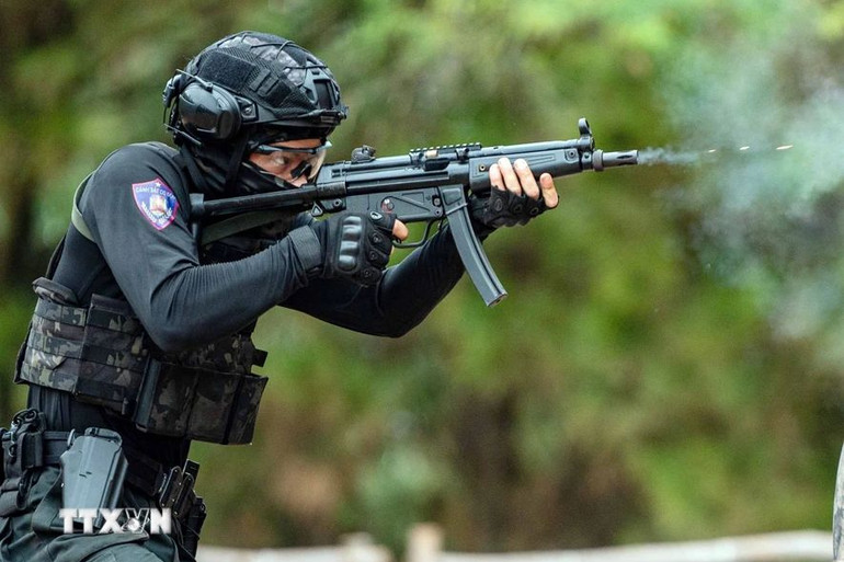 Chiến sĩ Cảnh sát cơ động chống khủng bố thực hiện bài tập sử dụng súng đánh chiếm mục tiêu trên thao trường giả định. (Ảnh: TTXVN)
