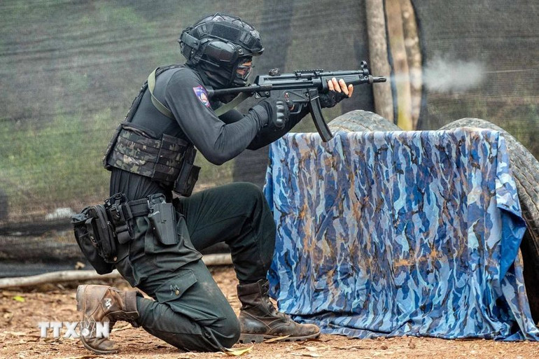 Chiến sĩ Cảnh sát cơ động chống khủng bố thực hiện bài tập sử dụng súng đánh chiếm mục tiêu trên thao trường giả định. (Ảnh: TTXVN)