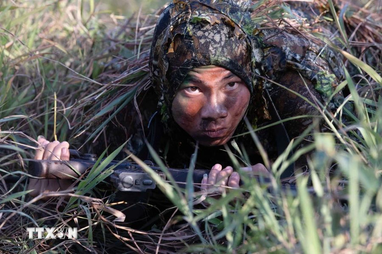 Chương trình huấn luyện và sinh hoạt hàng ngày của các chiến sĩ Cảnh sát cơ động chống khủng bố luôn với tinh thần "một phút cũng luyện, một giây cũng rèn". (Ảnh: TTXVN)