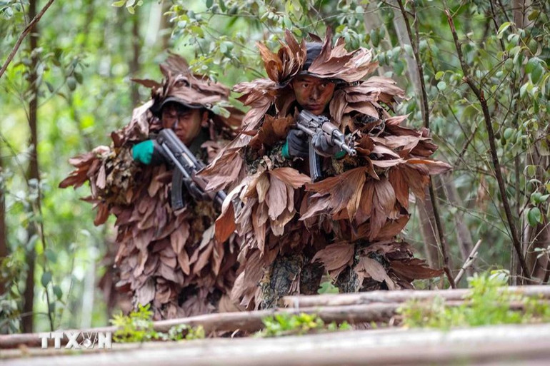 Việc tiếp cận đối tượng rất quan trọng nên mọi công tác chuẩn bị đều được các chiến sĩ Cảnh sát cơ động chống khủng bố thực hiện đồng bộ và được luyện tập kỹ lưỡng. (Ảnh: TTXVN)